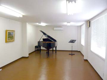 講座室とピアノ写真
